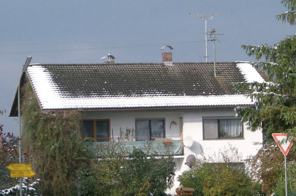 Ein Haus mit schlecht gedämmtem Dach