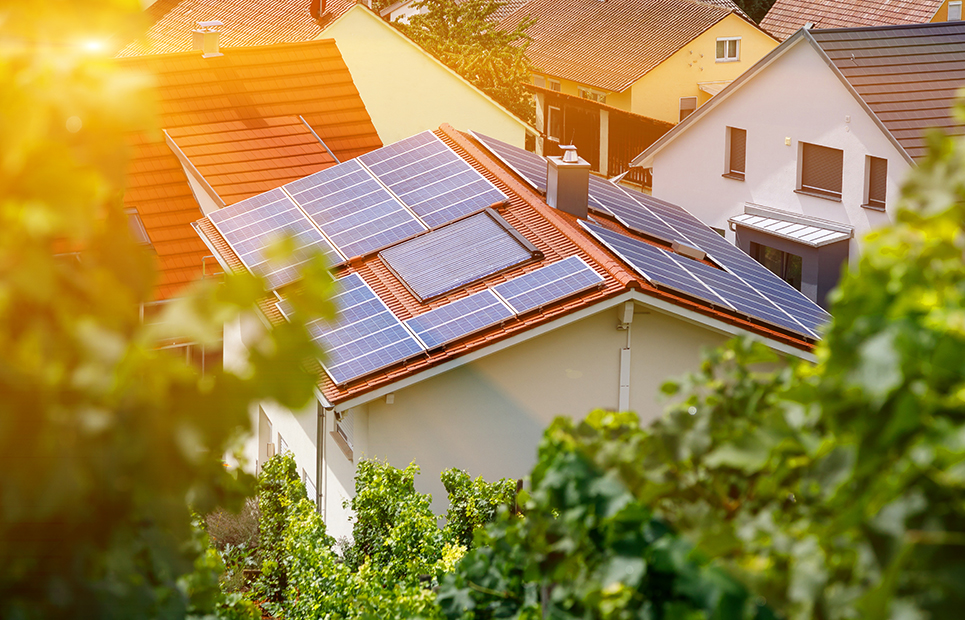 Sonnenkollektoren auf einem Hausdach