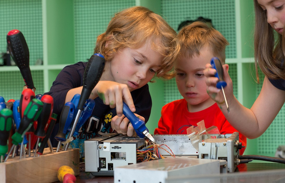 Kinder bei einem Elektro-Workshop