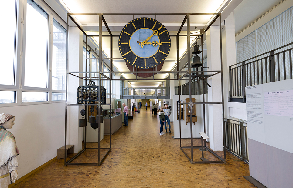 Blick auf eine große Uhr im TECHNOMUSEUM