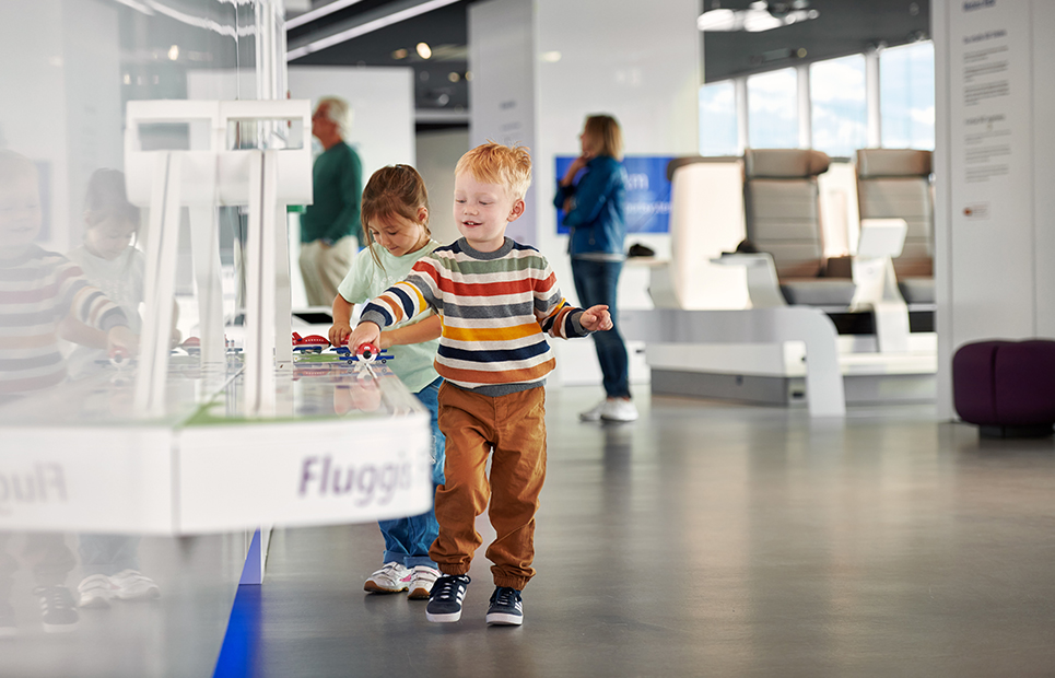 Kinder in der Fluggi Station am Frankfurter Flughafen