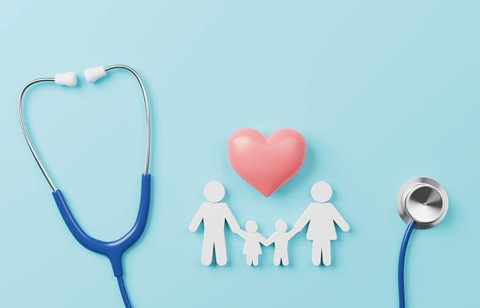 Symbolbild mit einem Stethoskop, einem roten Herz und einem Scherenschnitt einer vierköpfigen Familie
