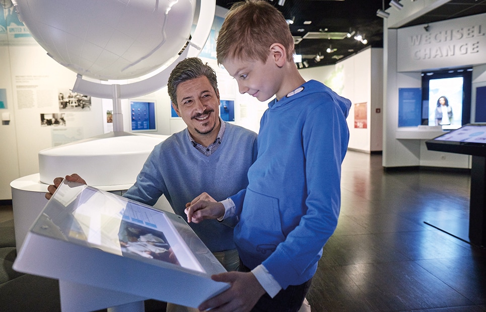 Ein Junge mit seinem Vater im Ausstellungsraum des Geldmuseums Frankfurt