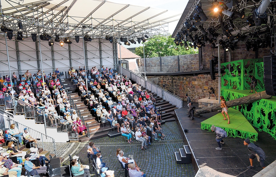 Blick auf die Bühne und den Zuschauerraum der Burgfestspiele in Bad Bad Vilbel