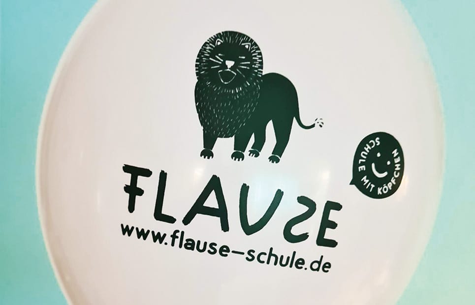 Weißer Luftballon mit dem Logo der FLAUSE Schule