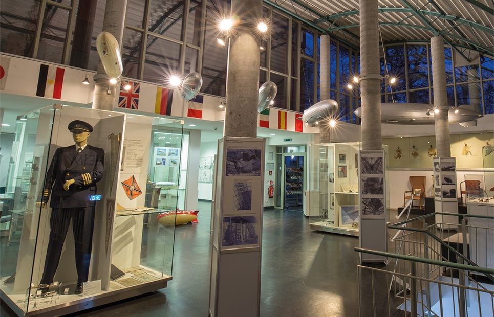 Man sieht das Zeppelinmuseum von innen mit vielen Ausstellungsstücken